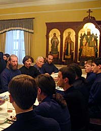 В трапезной Сретенского монастыря. М.С. Литвиненко - второй справа в центральном ряду. Фото: Православие.Ru
