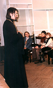 Протоиерей Максим Козлов на занятиях воскресной школы