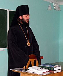 Епископ Амвросий беседует со студентами КемГУ