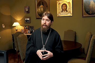 Настоятель Сретенского монастыря в Москве отец Тихон заверяет, что он снял "принципиально не антизападный" фильм