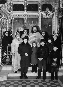 Отец Валериан с матушкой Наталией, детьми, алтарниками и прихожанами. Начало 80-х годов