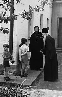 Отец Валериан и его дети с духовником отцом Сергием Орловым