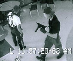 Кадр с камеры слежения в школе «Колумбайн»