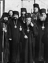 епископ Иоанн, архиепископ Нестор (Анисимов) Камчатский и архиепископ Мелетий Харбинский. Харбин. 1935 г.
