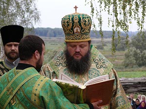 Архиепископ Лука Конотопский и Глуховский на богослужении в Глинской пустыни