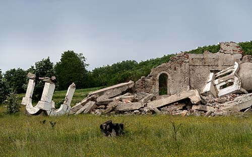 Разрушенный албанцами храм 