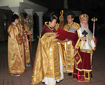 Пасха 2008 г. Митрополит Сотирий и игумен Феофан / Фото «Православие в Корее»
