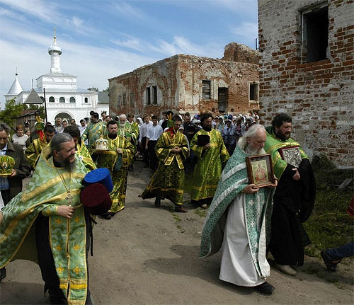 Крестный ход проходит по Свято-Никольскому Клобукову монастырю. 