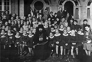 Святитель Иоанн Шанхайский с сиротами приюта. Шанхай, 1938 г. 