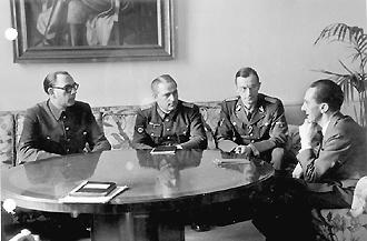 Будущее России Власов (слева) и его соратник Жиленков обсуждали с оберфюрером СС Крюгером (второй справа) и рейхсминистром Геббельсом (справа)