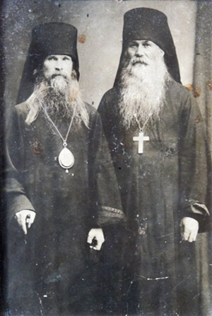 Архиепископ Варлаам (Ряшенцев) с неизвестным иеромонахом