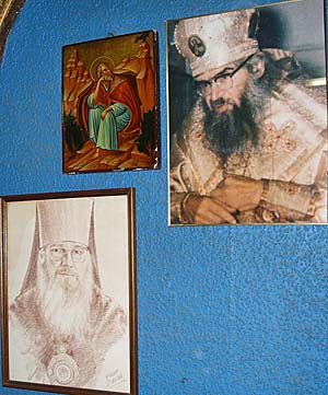 В библиотеке монастыря. На стене: икона Илии Пророка, фотография святителя Иоанна (Максимовича) и портрет архиепископа Иакова (Аккерсдейка)