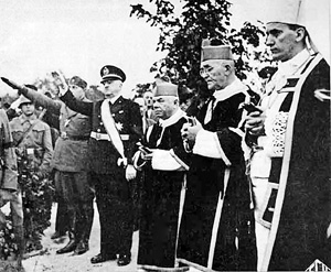 Архиепископ Загреба Алоизие Степинац (на фото крайний справа) призвал католическое духовенство поддержать фашистский режим Анте Павелича