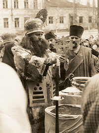 Владыка Борис служит молебен в ограде Троицкого собора. Праздник Крещения Господня. Саратов, 40−е годы