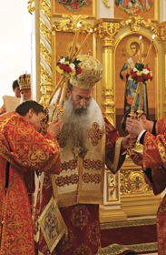 Владыка Нафанаил во время Божественной Литургии во вновь освященном Свято-Троицком соборе г. Вольска. 23 мая 2009 года