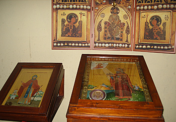 На аналое в Успенском соборе иконы преп. Моисея Угрина и св. короля Стефана