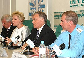 На пресс-конференции слева направо: Виктор Петраков, Елена Гагарина, Владимир Якунин, Сергей Хлебников
