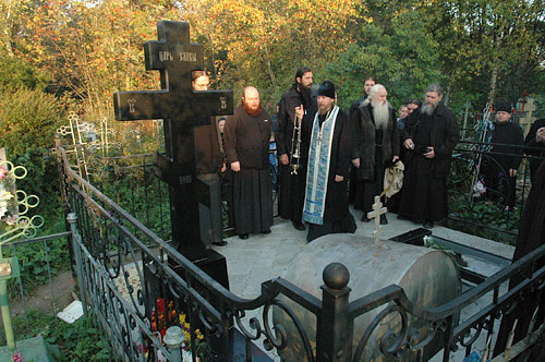 Братия Сретенского монастыря служит литию на могиле архимандрита Павла (Груздева)