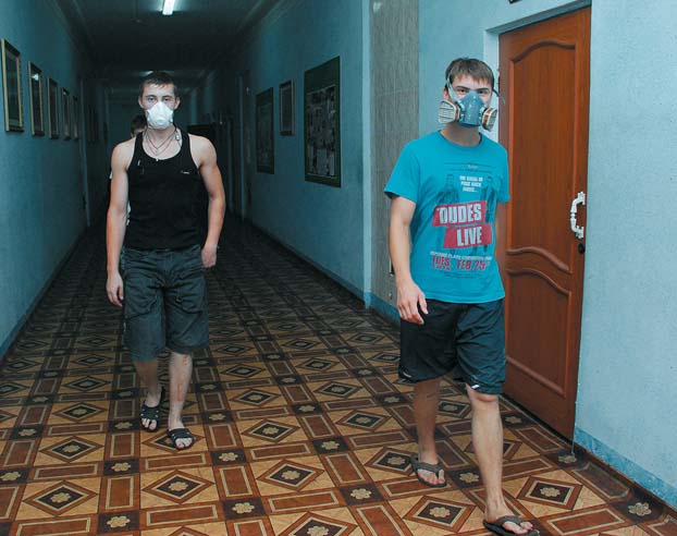Студенты Выксунского духовного училища во время смога