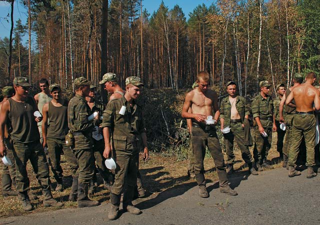 Солдаты направлены в лес расчищать образовавшиеся завалы и делать пожарные просеки
