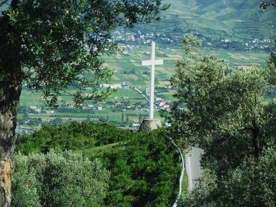 Крест на одном из холмов Албании