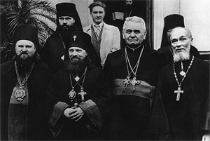 Отец Гавриил Костельник с участниками Совещания глав и представителей Автокефальных Православных Церквей. Москва, 1948 г.