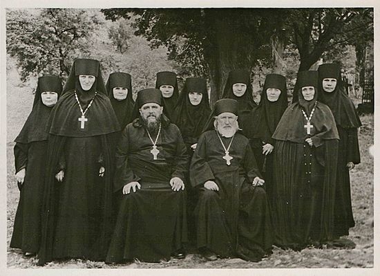 Загрузить увеличенное изображение. 600 x 435 px. Размер файла 143346 b.
 Архимандрит Василий (Пронин) с сестрами Никольского монастыря. Фото 1960-х гг.