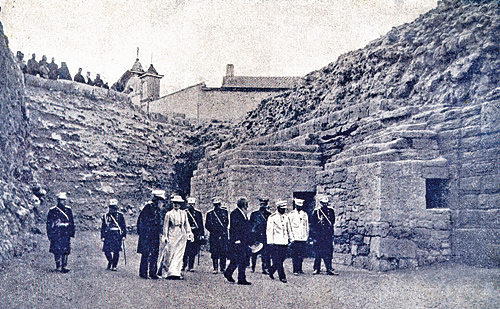 Император Николай II во время осмотра Херсонеса. Фото 1902 г. В центре вверху – крест на колокольне храма в честь Семи сщмчч. Херсонесских