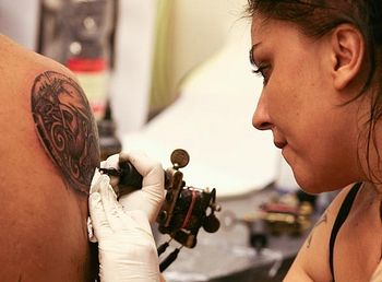 Татуировки: украшение тела или небезопасное увлечение?