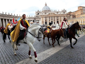 Патруль конной полиции в праздник Крещения Господня на площади св. Петра (Ватикан)