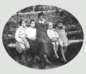 Протоиерей Александр Парусников с младшими детьми (слева направо: Екатерина, Иван, 