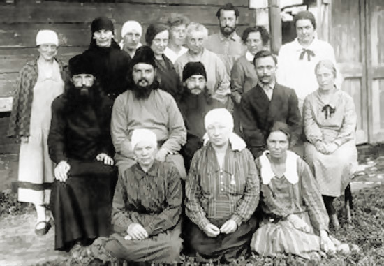 Священномученик Сергий Мечёв с прихожанами. Верея, 1927-1928 гг.