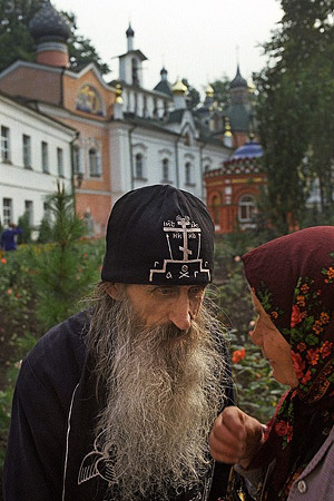 Talking with a parishioner. Photo by Anatoly Goryaninov.
