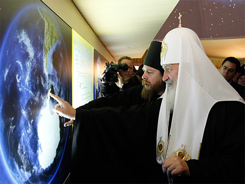 Patriarch Kirill and Archimandrite Tikhon (Shevkunov) locate a Russian Orthodox Church on Antarctica. Photo: Patriarchia.ru