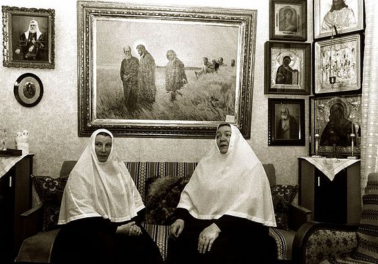 Матушки Георгия и Варвара в гостиной игуменского дома. 1978 год. Фото: Марина Юрченко / Православие.Ru