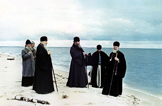 На Чудском озере. В центре – владыка Алексий (Ридигер), будущий Патриарх, слева – священник Василий Борин