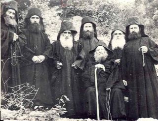 Братство Иосифа Исихаста. Отец Иосиф четвертый справа позади сидящего старца