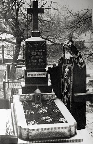 Схиархимандрит Арсений (Зейкан) на могиле матушки Параскевы