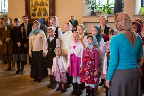 Дети из Свято-Елизаветинского приюта, находящегося в обители, исполнили песню