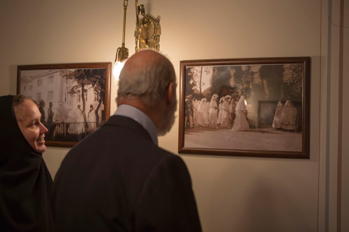 Принц Майкл заинтересовался фотографиями, где запечатлен визит августейшей семьи в Марфо-Мариинскую обитель 