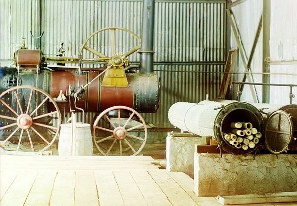 Мобильная паросиловая установка (локомобиль) в ангаре чайной фабрике в местечке Чаква Батумской губернии, 1912 г. Фото С. М. Прокудина-Горского.