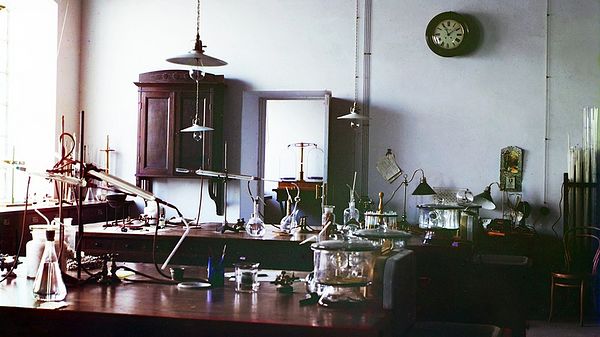 Лаборатория хлопкового завода в Байрам-Али, центр Мургабского имения. Фото С. М. Прокудина-Горского. 1911 г.