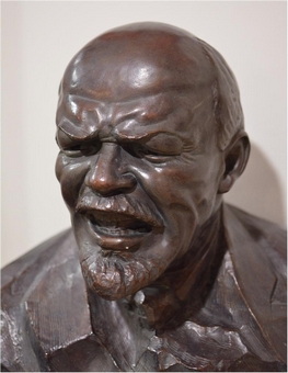 Бюст Ленина, скульптор Г. Лавров. В советское время скульптура была запрещена