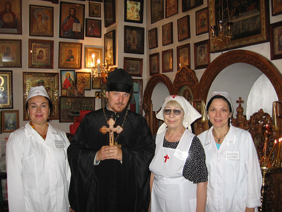 Отец Андрей с сестрами в храме