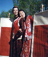 Молодожены - православные китайцы держат в руках свитки с текстами Евангелия и Апостола