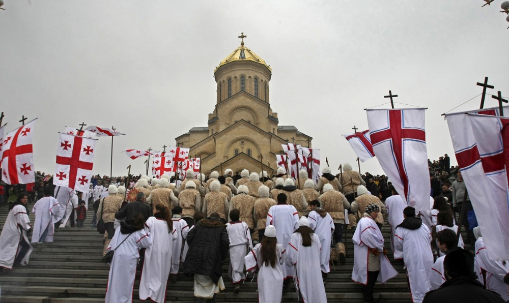 Крестный ход у собора Св. Троицы, Тбилиси, Грузия