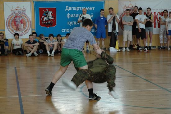 Соревнования участников военно-патриотического клуба "Шестая рота" в Южном Бутово.