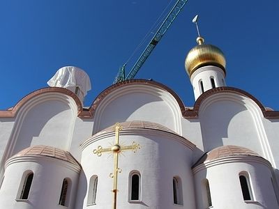 St. Mary Magdalene Church under construction in Madrid has its cupola and cross blessed