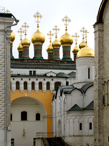 Комплекс Теремных церквей Московского Кремля. В центре – глава Распятской церкви