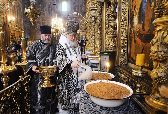 Blessing the koliva. Photo: Patriarchia.ru